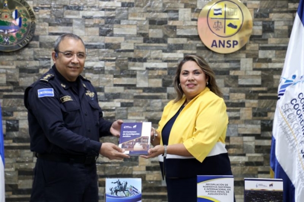 Directora General UTE, Msc. Miriam Gerardine Aldana Revelo, hizo entrega de una donación de publicaciones de contenido jurídico al Director General de la ANSP, Cmdo. César Valdemar Flores Murillo