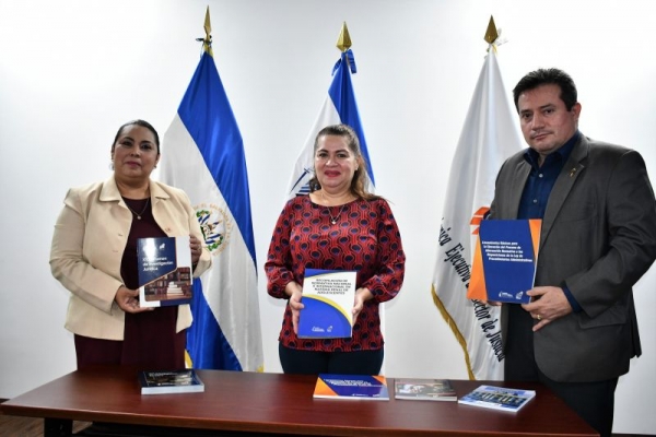 Directora General de la UTE, Msc. Miriam Gerardine Aldana Revelo, hizo entrega de una donación de 300 ejemplares de publicaciones de contenido jurídico a la Dra. Evelyn Farfán, Decana de la Facultad de Jurisprudencia y Ciencias Sociales de la UES