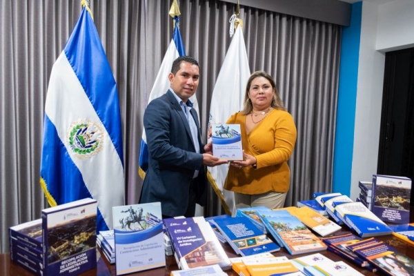 Directora General UTE, Msc. Miriam Gerardine Aldana Revelo, entrega donacion de publicaciones de las diferentes legislaciones nacional e internacionales a la Policía Nacional Civil